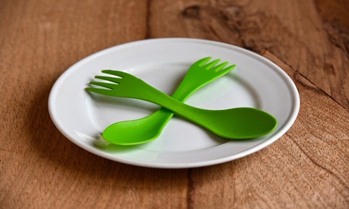 U.K. government to ban single-use plastic cutlery, trays, and plates